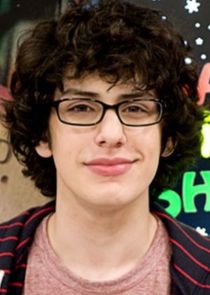 Matt Bennett
as Robbie Shapiro