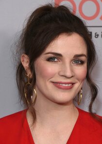 Aisling Bea
as Charlotte 