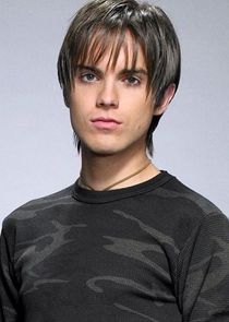 Thomas Dekker
as John Connor