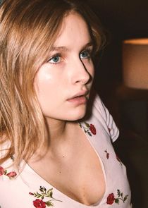 Olivia DeJonge
as Elle