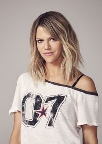 Kaitlin Olson
as Mackenzie 