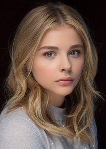 Chloë Grace Moretz
as Flynne Fisher