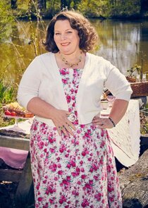 Joanna Scanlan
as Ma Larkin
