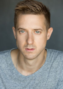 Arthur Darvill
as Vernon Hunter