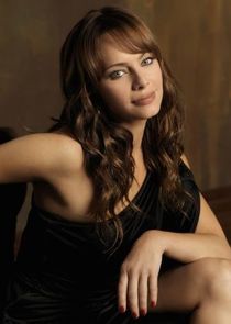 Melinda Clarke
as Julie Cooper