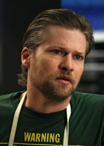 Todd Lowe
as Terry Bellefleur