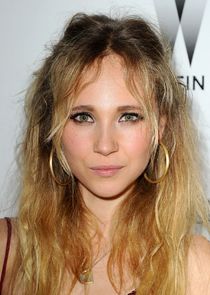 Juno Temple
as Bettye McCartt