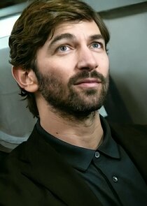 Michiel Huisman
as Alex Sokolov