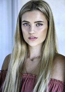 Mia Healey
as Shelby Goodkind