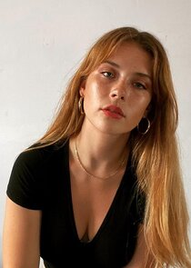 Mia Tomlinson
as Lena