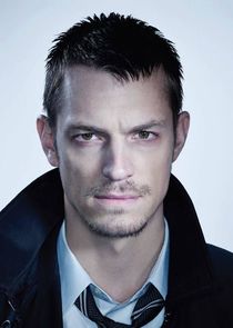Joel Kinnaman
as Stephen Holder