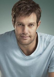 Geoff Stults
as Walter Sherman