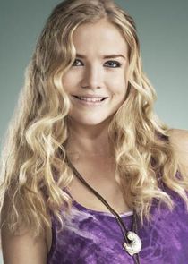 Maddie Hasson
as Willa Monday