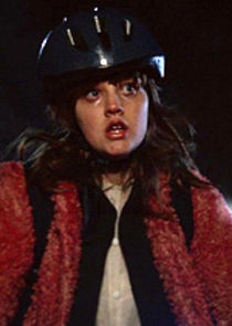 Markella Kavenagh
as Daisy Hart