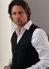 Martin Henderson
as Gareth McAvaney