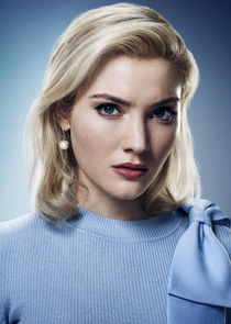 Skyler Samuels
as Esmé Frost