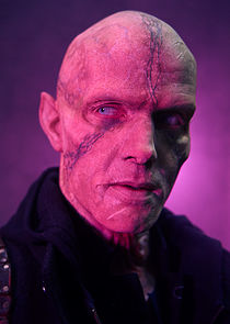 Rupert Penry-Jones
as Quinlan