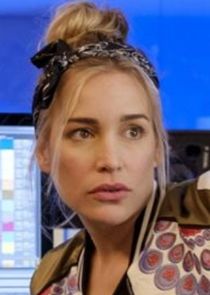 Piper Perabo
as Sara