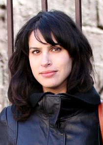 Desiree Akhavan
as Leila