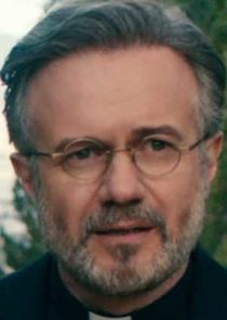 Tristán Ulloa
as Father Vincent
