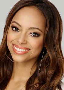 Amber Stevens West
as Maxine North-Carmichael