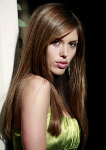 Kayla Ewell
as Vicki Donovan