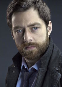 Richard Rankin
as DI Elliott Carne