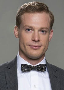 Sam Reid
as John Glenn