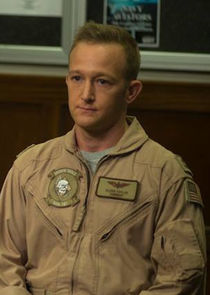 Eric Ladin
as Lieutenant Glenn 