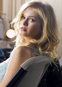 Sara Paxton
as Raina Marinelli