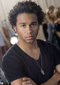 Corbin Bleu
as Isaac Taylor
