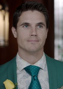 Robbie Amell
as Nathan Brown