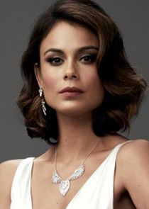 Nathalie Kelley
as Cristal Flores