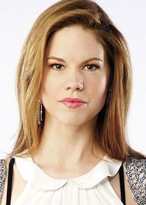 Mariana Klaveno
as Peri Westmore