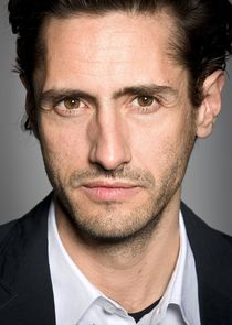 Juan Diego Botto
as Oriol Calafat