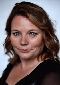 Joanna Scanlan
as Mrs. Reynolds