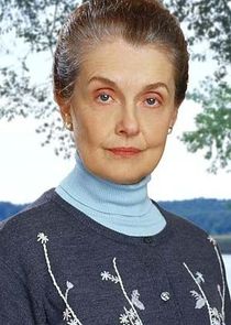 Mary Beth Peil
as Evelyn 