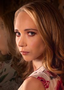 Juno Temple
as Veronica Newell