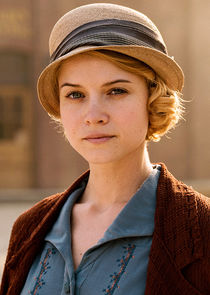 Sarah Jones
as Amelia Davenport