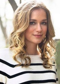 Elizabeth Lail
as Amy Hughes