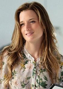 Grace Gummer
as Julie Gelineau