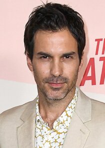 Santiago Cabrera
as Octavius