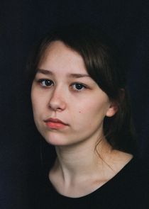 Liv Hill
as Izzie Robinson