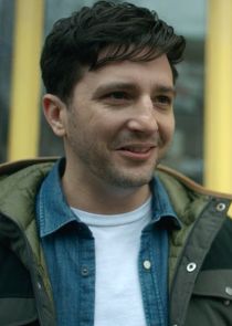 John Magaro
as Leonard Peabody