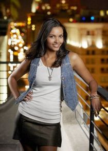 Jessica Lucas
as Riley Elliott