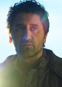 Cliff Curtis
as Travis Manawa