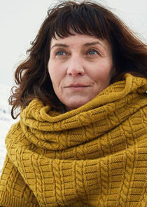 Michelle Fairley
as Freya Lennox