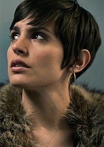 Verónica Echegui
as Elena Ledesma