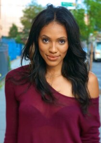 Aubin Wise
as Talia Burns