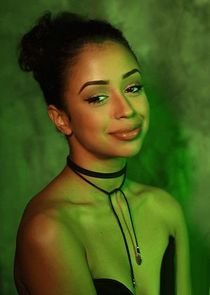 Liza Koshy
as Violet Adams